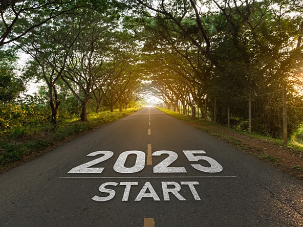 road surrounded by trees, marked with 2025 and start 